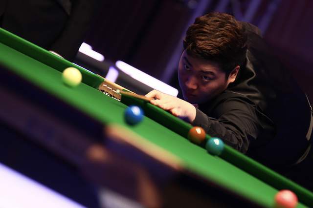 他因左膝不 他因左膝不